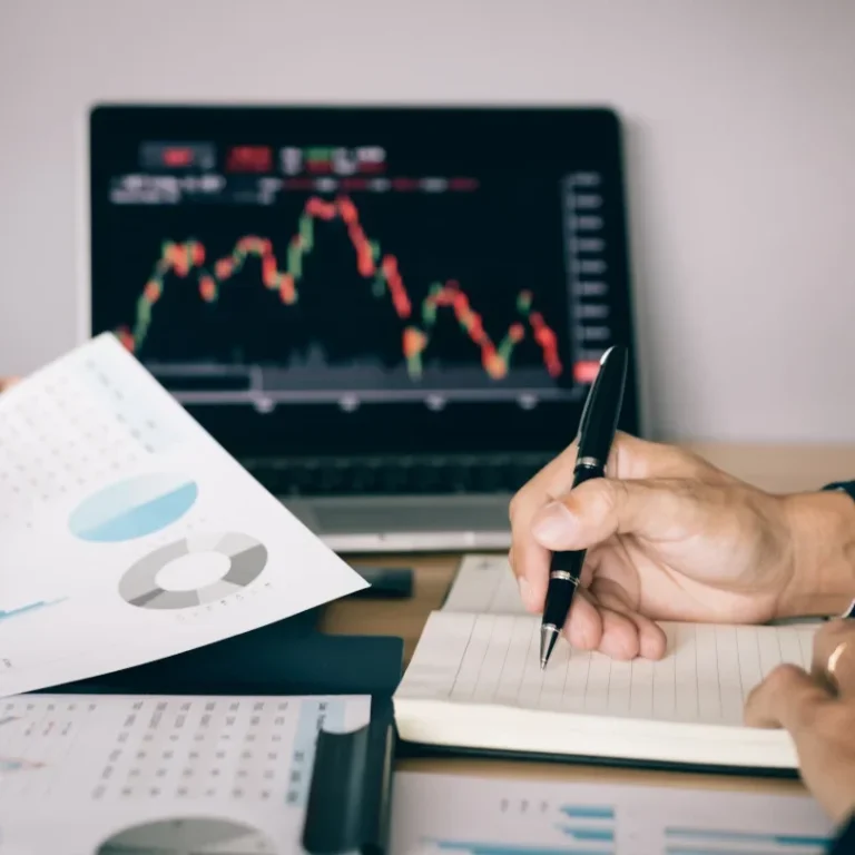 Analyse de données financières avec graphiques et notes manuscrites.