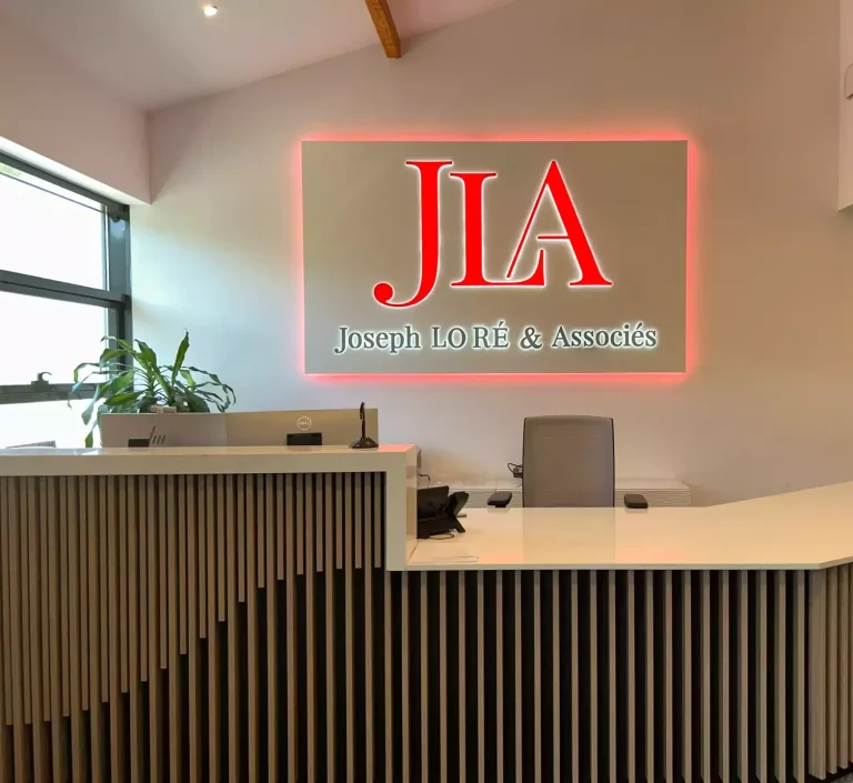 Réception moderne avec le logo rouge "JLA" et des éléments en bois.