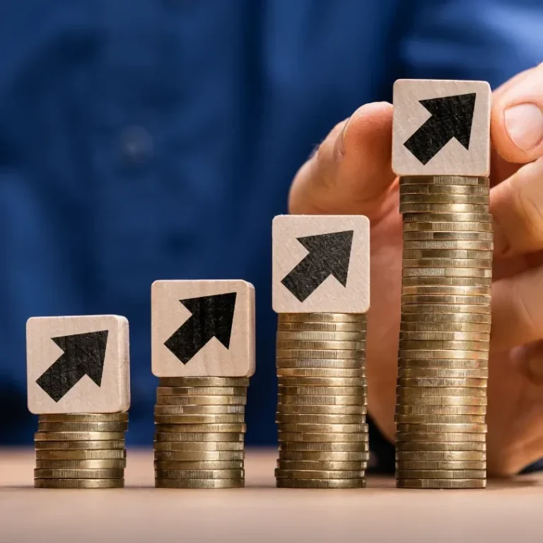 Graphique d'augmentation des profits avec des pièces de monnaie et flèches vers le haut.